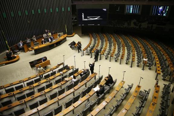Plenário da Câmara vota hoje parecer sobre denúncia contra Temer